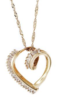 541. HÄNGSMYCKE, i form av hjärta med diamanter ca 0.50 ct.