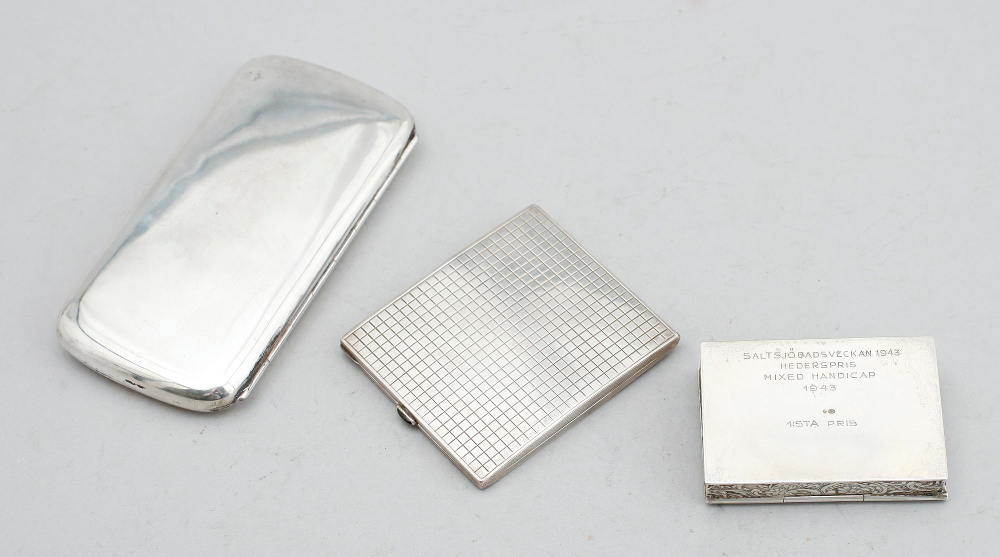 CIGARRETUIN 2 st samt DOSA, silver, 1900-talets första hälft. Tot vikt ca 292 g.