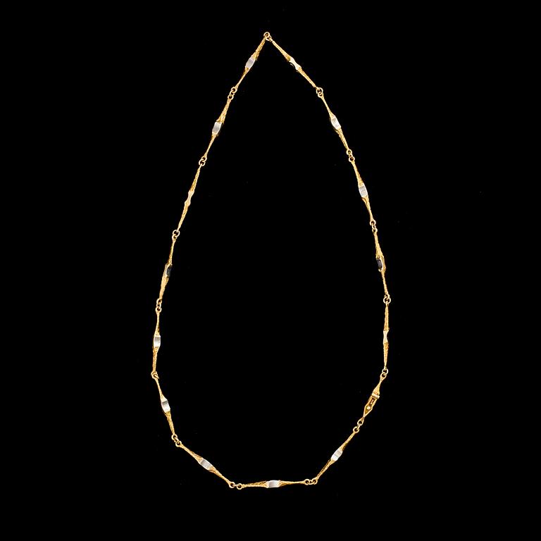 HALSSMYCKE, guld och platina, "Arabeski", Lapponia 1996. Vikt 13,5 g.