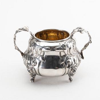 An English early 20th century silver sugar bowl, weight 472 grams.