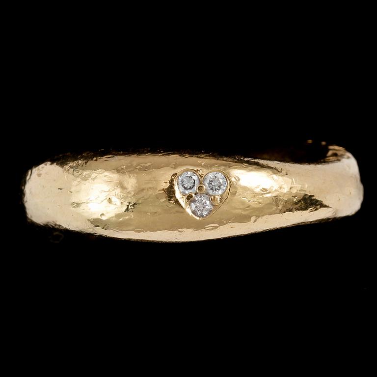 RING, "Love ring", 18k guld samt 3 briljantslipade diamanter,  Ole Lynggaard, Danmark, 2000-tal. Vikt 11 g.