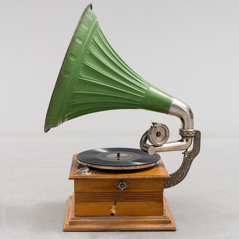 An early 20th century Audofon horn gramophone.