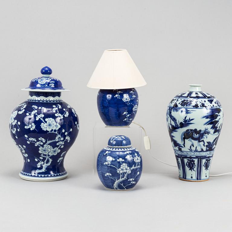 A set of a Chinese blue and white vase, two jars with cover and a lamp, 20th Century and modern manufactory.