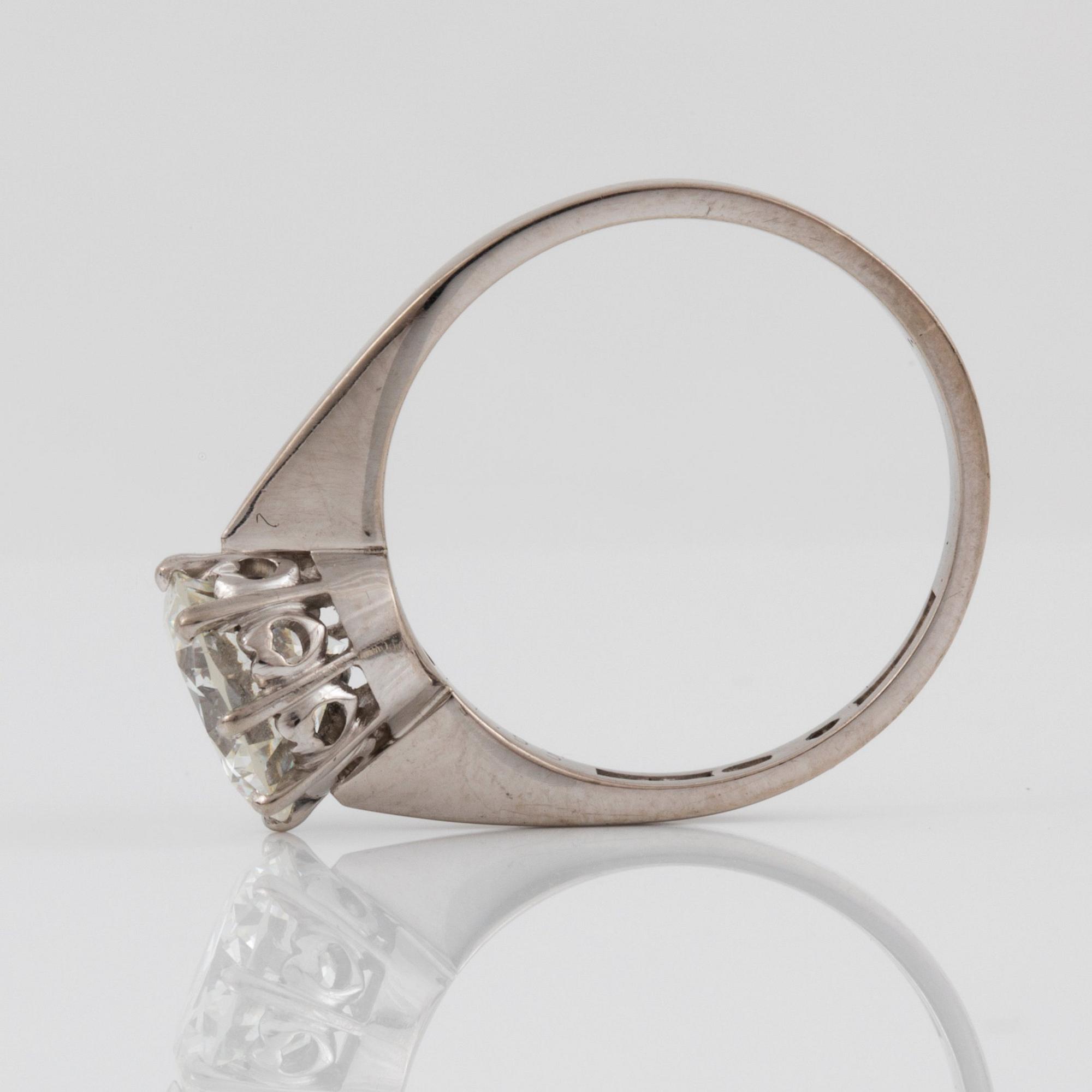 A brilliant-cut diamond ring. Total carat weight 1.95 ct according to engraving. Quality circa H-I/VVS.