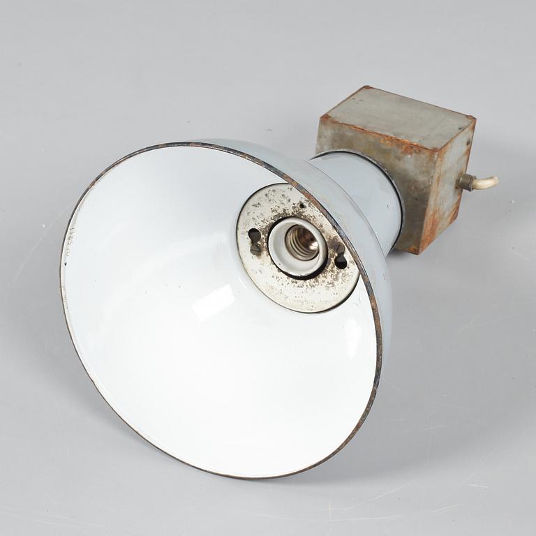INDUSTRILAMPA, omkring 1900-talets mitt. Höjd 55 cm.