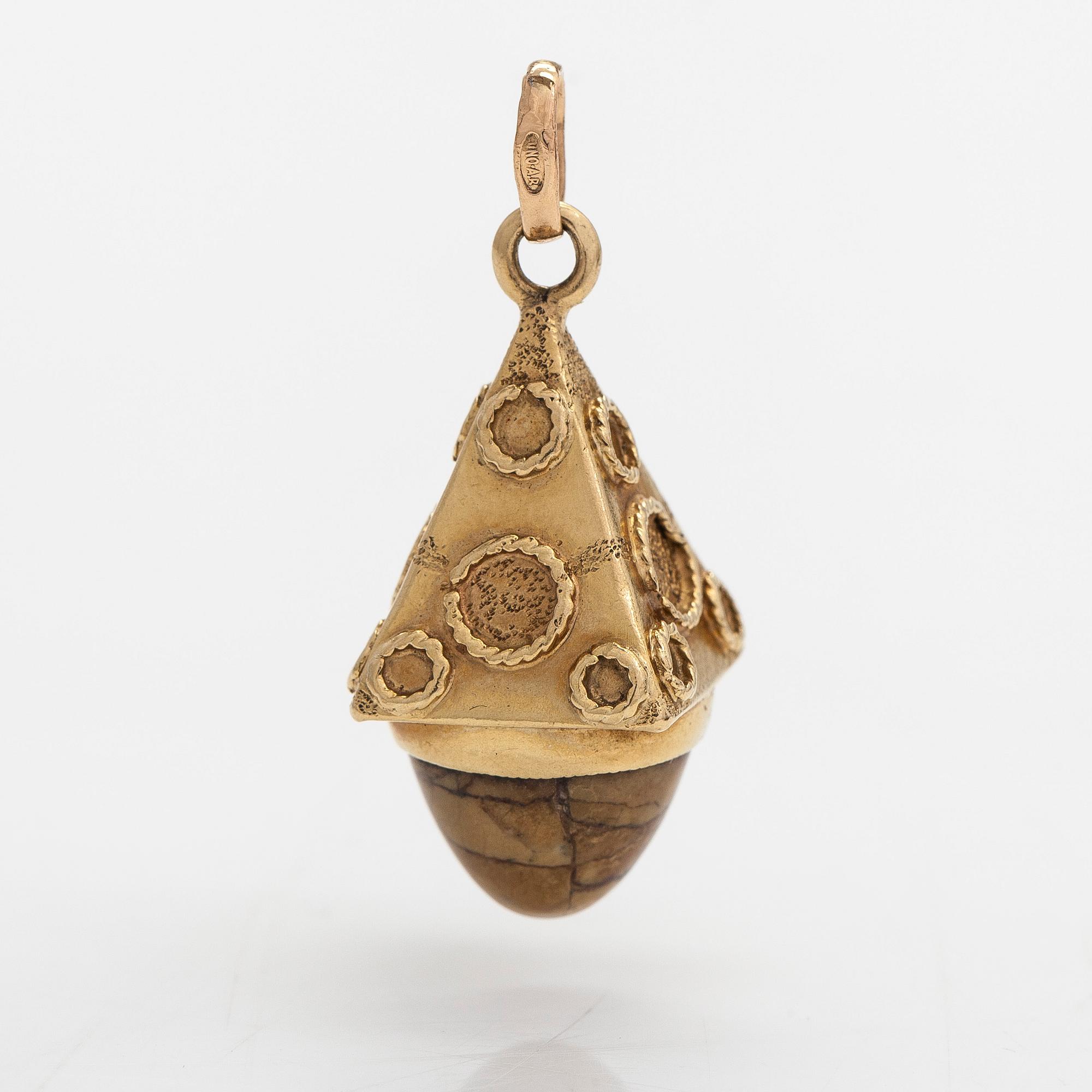 An 18K gold pendant with a jasper stone, Unoarrre, Italy.