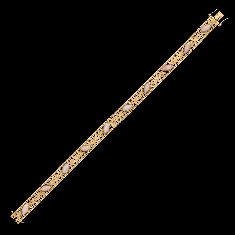 ARMBAND, 18 k guld, med dekor av vita koraller. Total vikt ca 27 gram.