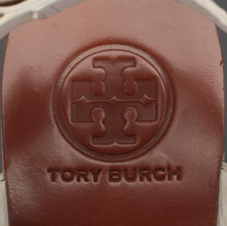 SANDALER, Tory Burch.