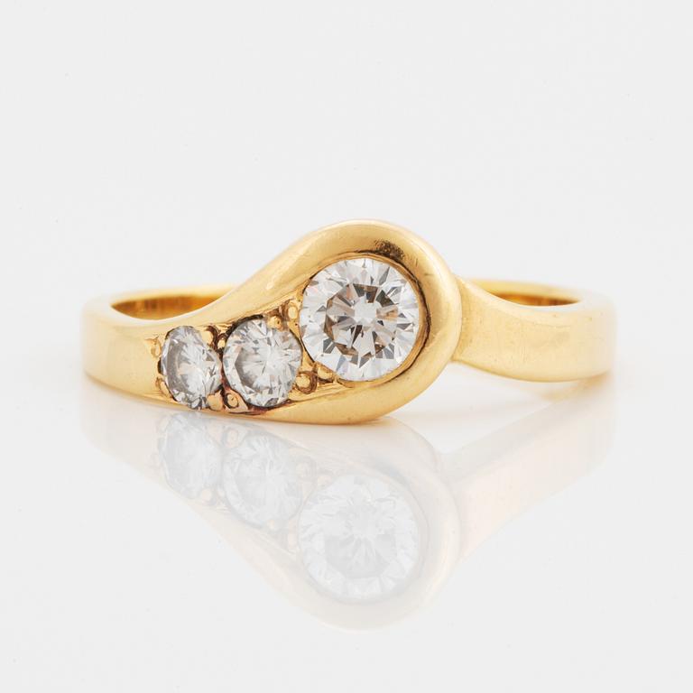 Ring with three brilliant-cut diamonds, total ca 0.65 ct. Rolf Sonderegger Guldsmedsverkstad, Köping, 1988.