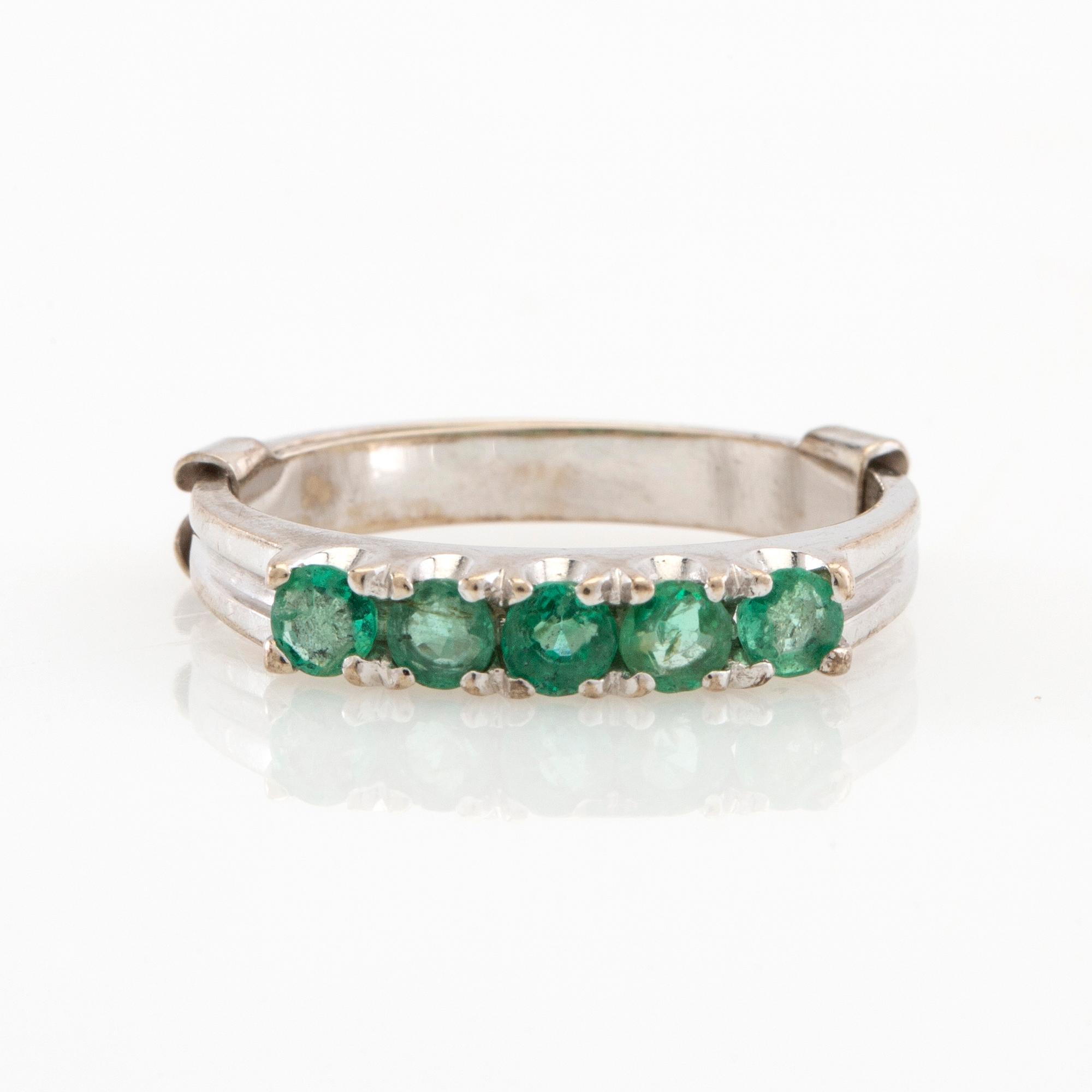 Ring 14K white gold with faceted emeralds.