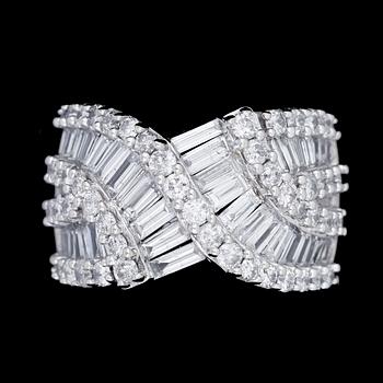 RING, 14k vitguld med baguett- o briljantslipade diamanter tot ca4,00ct. Vikt 10,8g.