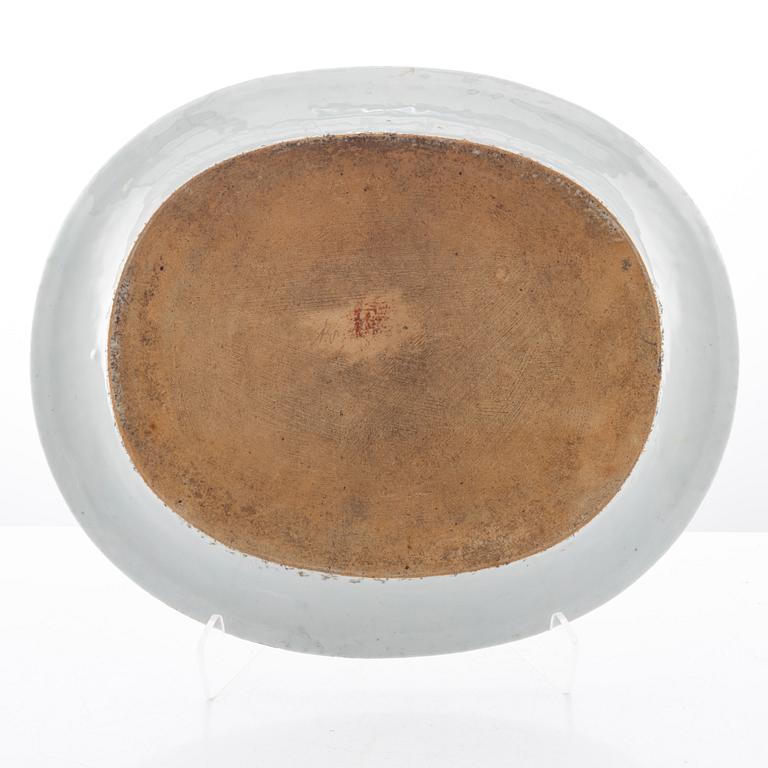 Stekfat, porslin. Qingdynastin, Qianlong (1736-95).