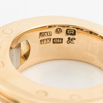 Gaudy ring 18K guld med en prinsesslipad diamant.