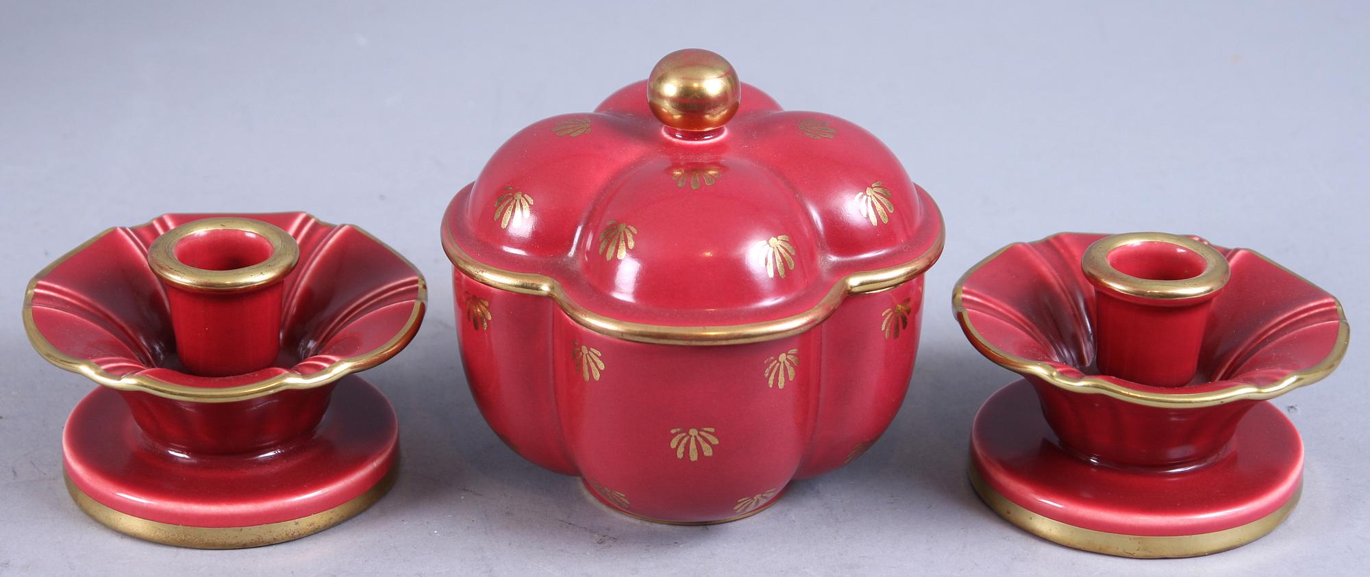 LJUSSTAKAR, ett par samt LOCKSKÅL, porslin, Gefle.