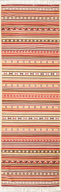 A Kilim runner carpet, ca. 304 x 99 cm.