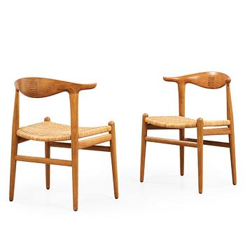 170. Hans J. Wegner, A pair of Hans Wegner walnut 'Cowhorn chairs' JH-505, executed by Johannes Hansen, Denmark 1950-60.