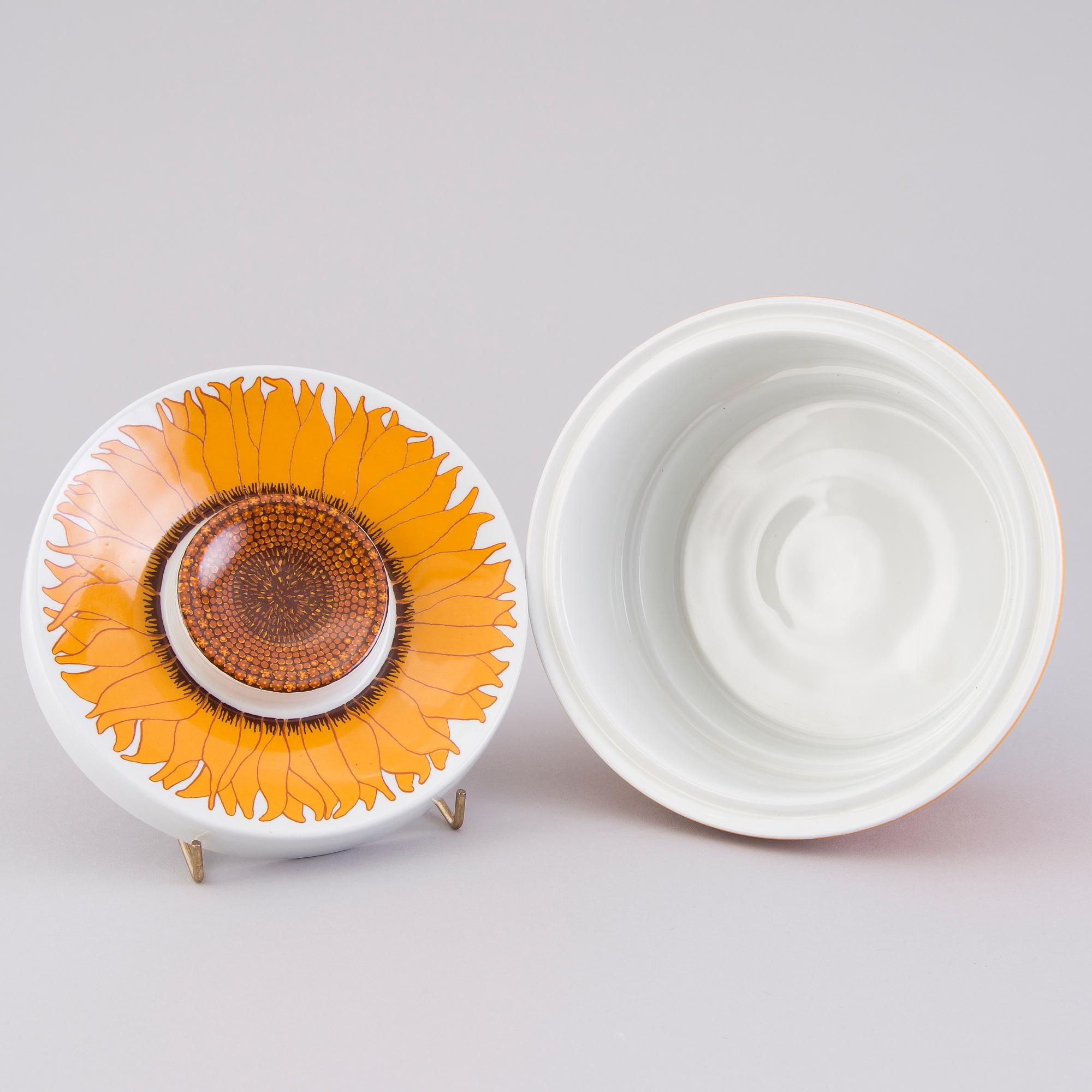 UNNI MARGRETHE JOHNSEN, A 35-pcs set of the 1970s 'Korulen Solsikke' dinnerware for Egersunds Fayancefabrik, Norway.