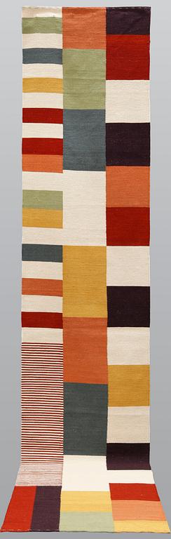 A Kilim runner, modern design, approx. 399 x 82 cm.