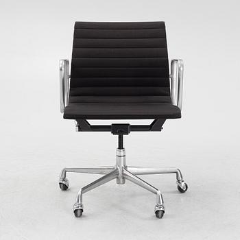 Charles & Ray Eames, skrivbordsstol, "EA335", Herman Miller 1997.
