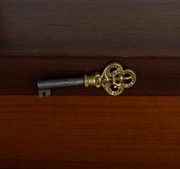 Skåp, empirestil, 1900-talets första hälft.