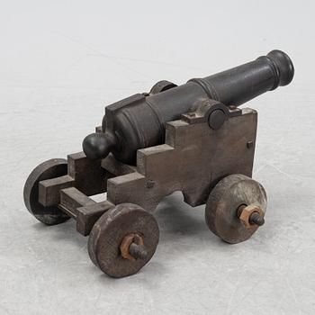 Salut- eller signalkanon, 1800-tal, av järn, i senare rullåda.