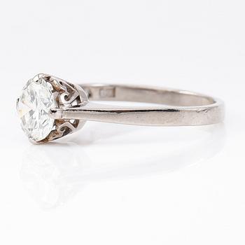 RING, 18K vitguld, solitär briljantslipad diamant ca 1.55 ct, svenska stämplar Stockholm 1960.