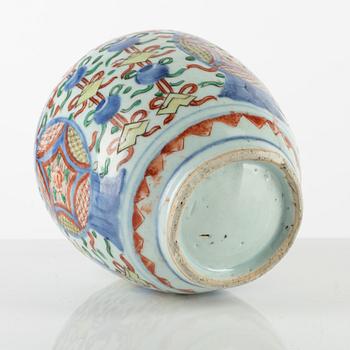 A Chinese wucai porcelain jar, 17th century.