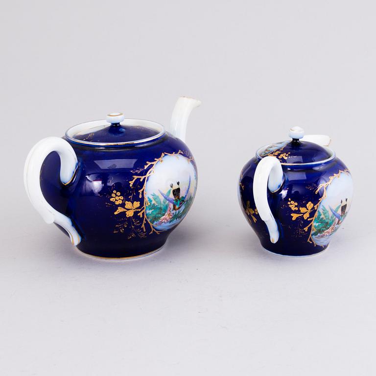 A 10-piece Kuznetsov porcelain tea set, Russia 1892-1917.