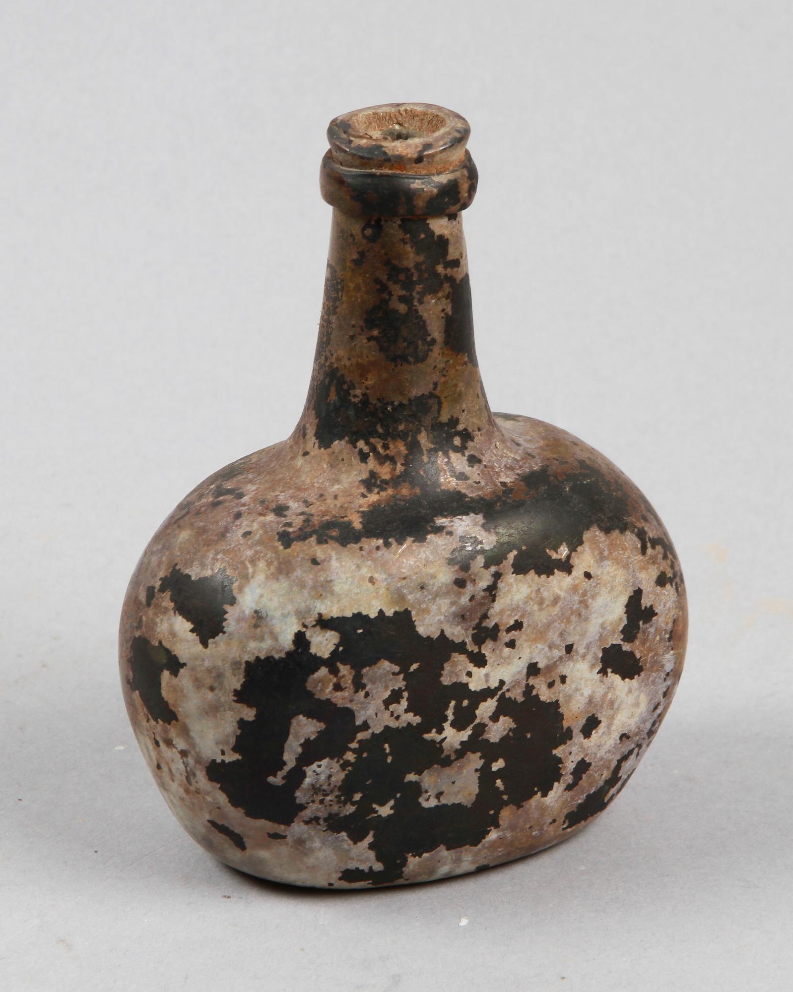 FLASKA, glas, jordfynd, möjligen medeltida.