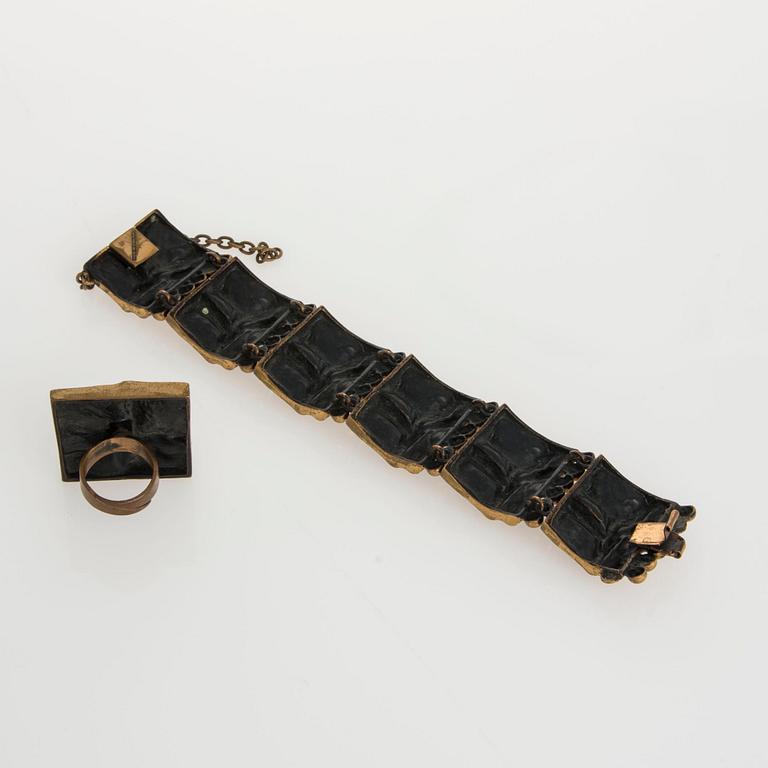 ARMBAND och RING, brons, stämplade Made in Finland. 1970-tal.