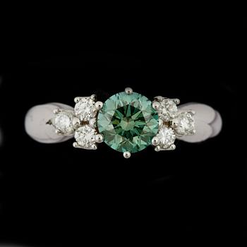 RING, 18k vitguld med briljantslipade diamanter, mittsten grön diamant ca1,04ct. övriga tot ca0,29ct. Vikt 5,5g.