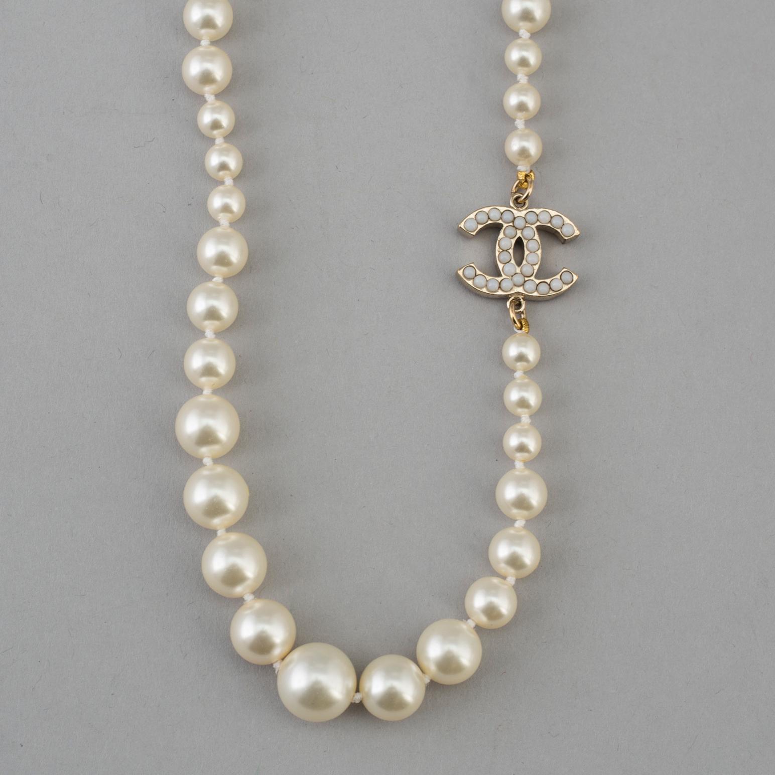 A necklace på Chanel, 2011.