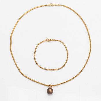 A 14K gold necklace and bracelet with a cultured pearl.