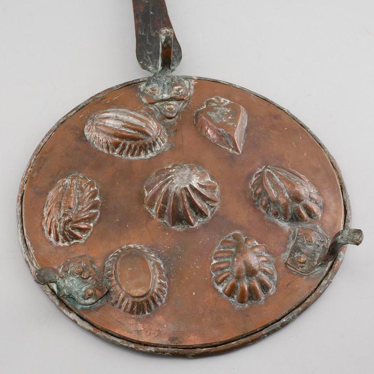A copper cake tin, 19th century.