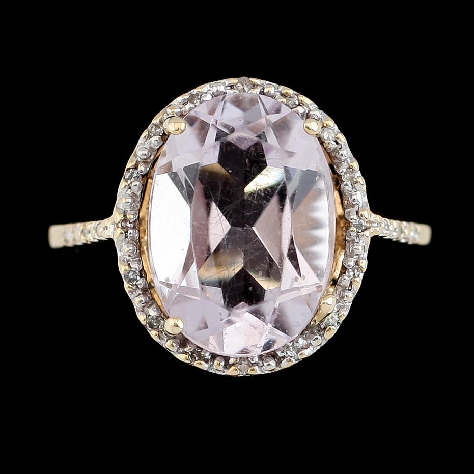 RING, 10K guld, ametist och diamanter tot ca 0.06 ct. Vikt ca 3 g.