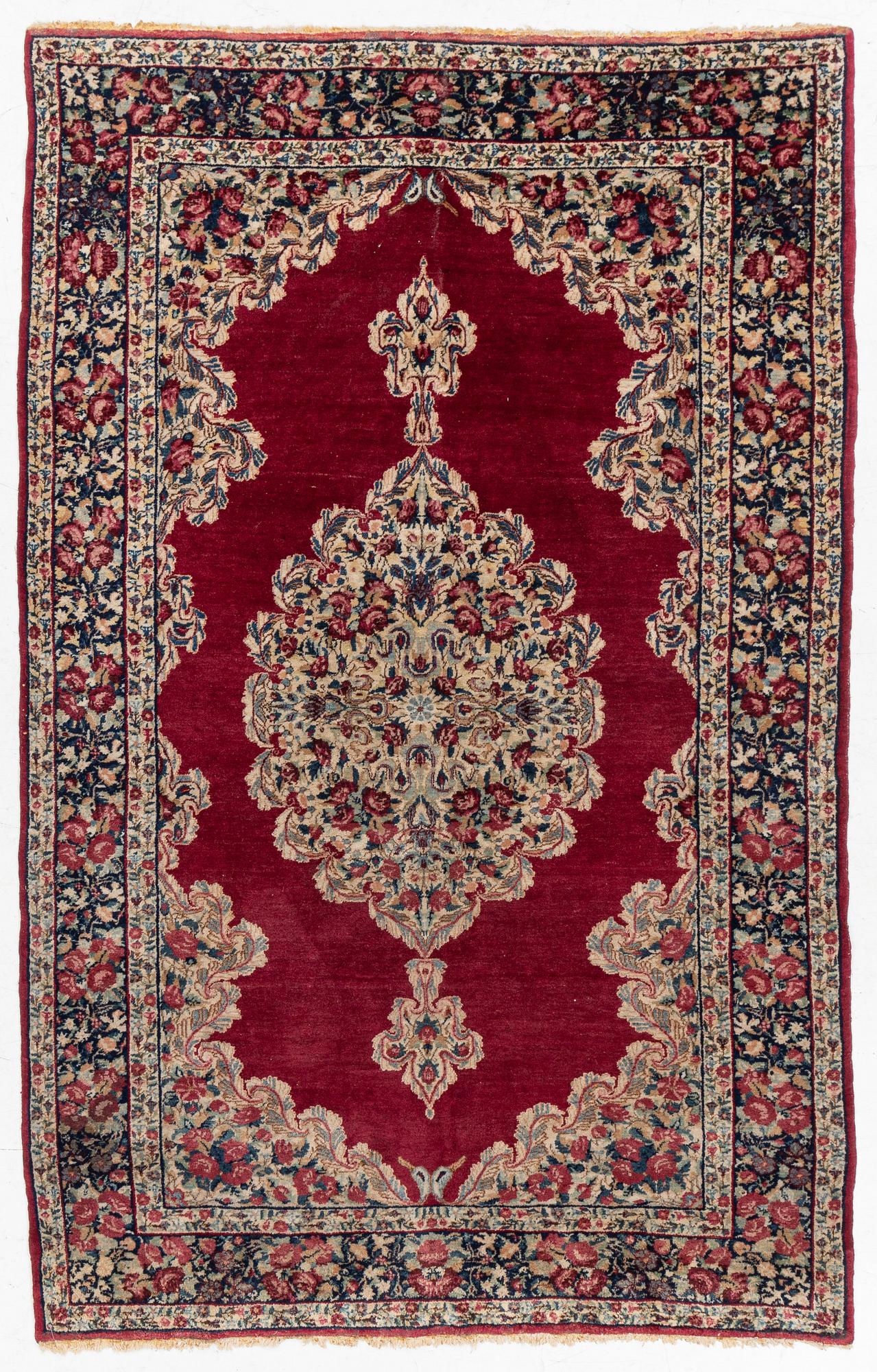 Matta, semiantik Kirman, ca 204 x 127 cm.