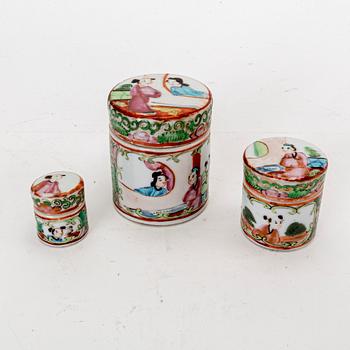 A set of three Chinese porcelain jars with lid later part of the 19th century.