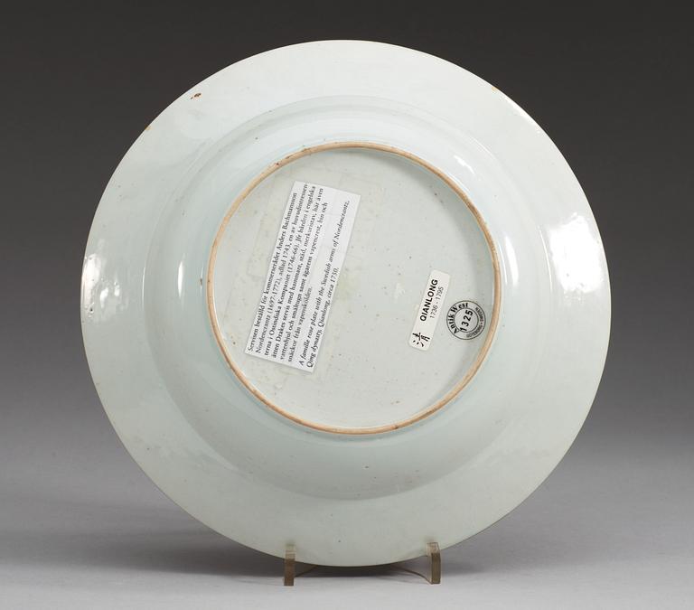 TALLRIK, vapenporslin. Qing dynastin, Qianlong (1736-95).