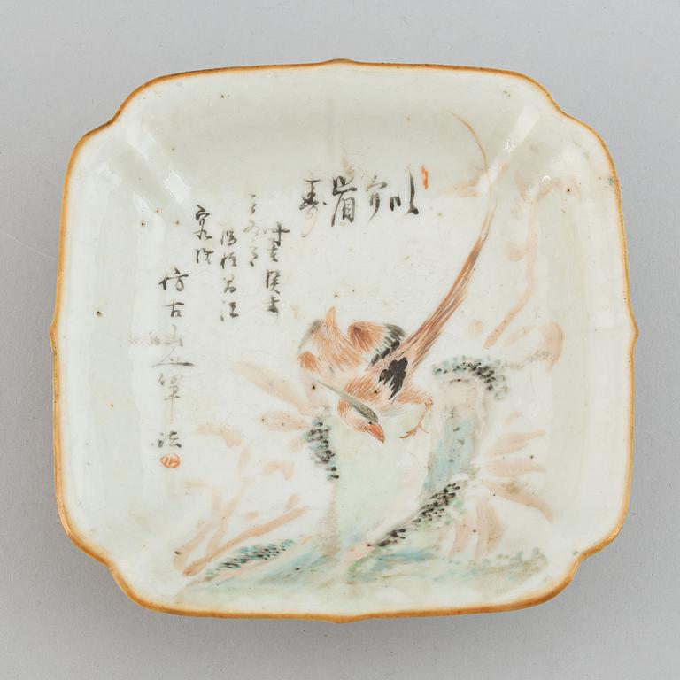 A famille rose footed dish, early 20th century.