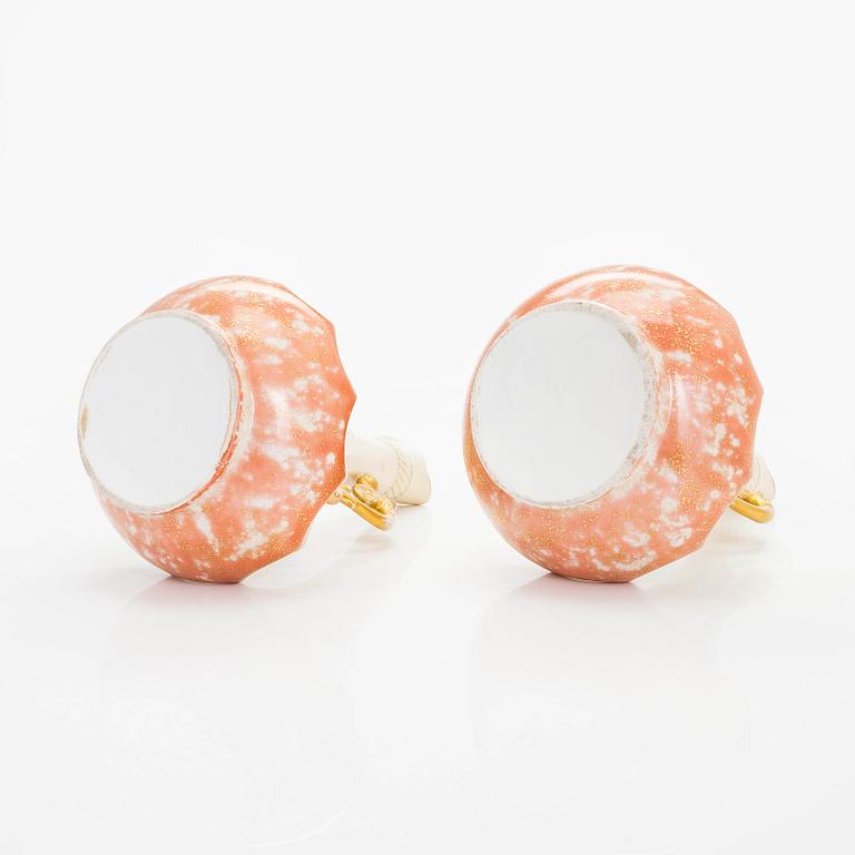 Kannor, ett par, Satsuma, samt urna, Imari, porslin, Japan, 1900-talets början,.