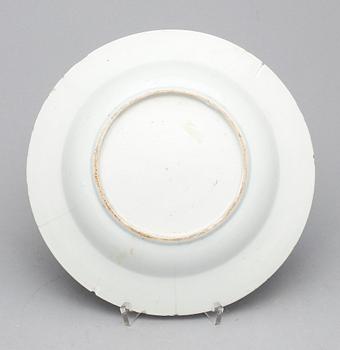 PARTI, porslin, fem delar. Qing dynastin, 1700-tal samt inramad MING SKÄRVA, 1600-tal.