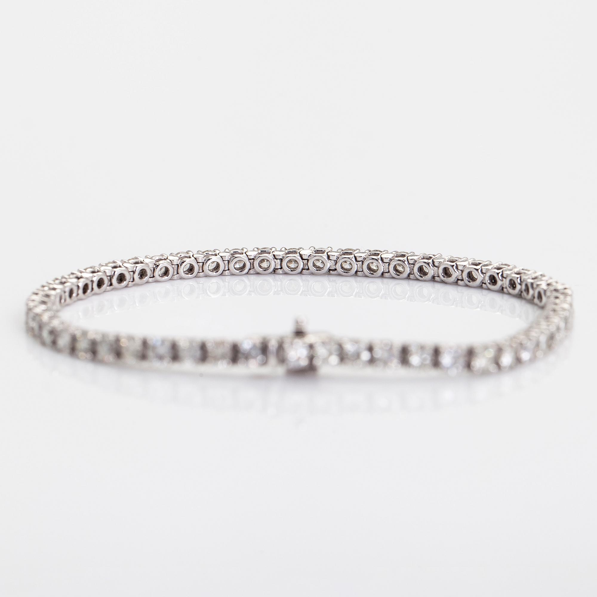 Tennisarmband, 18K vitguld med briljantslipade diamanter totalt ca 5.20 ct.