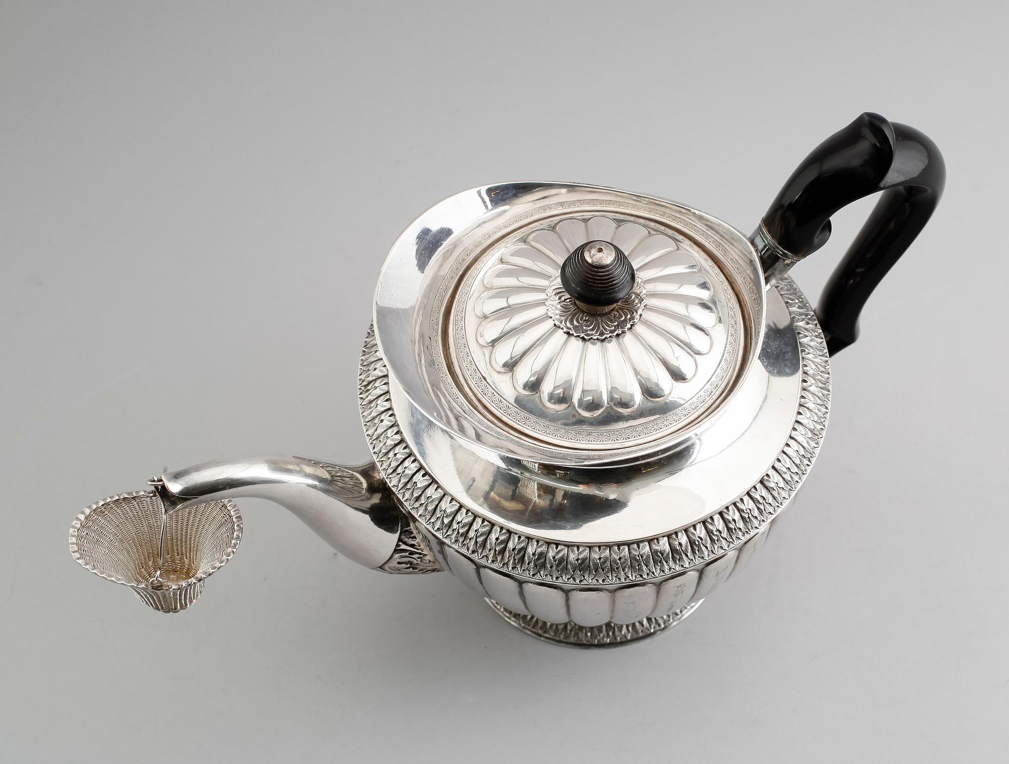 TEKANNA, silver, Johan Fredrik Björnstedt, Stockholm 1825. Vikt ca 800 gram.