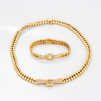 An 18K gold necklace and bracelet.