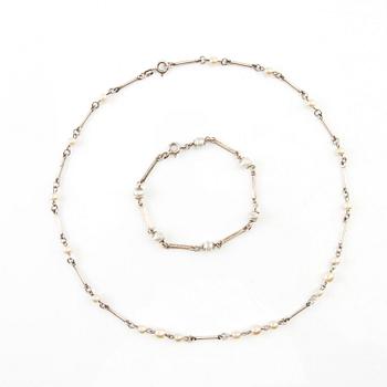 Halsband och armband silver och pärlor svenska importstämplar.