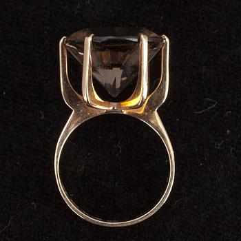 RING, guld 14K samt rökkvarts, Nils Westerback, Helsingfors 1970.