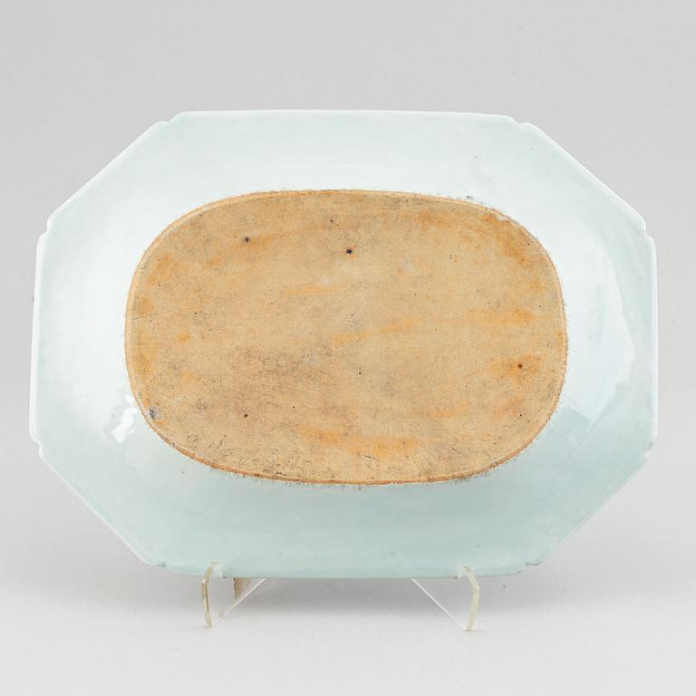 A blue and white export porcelain serving dish, Qing dynasty, Qianlong (1736-95).