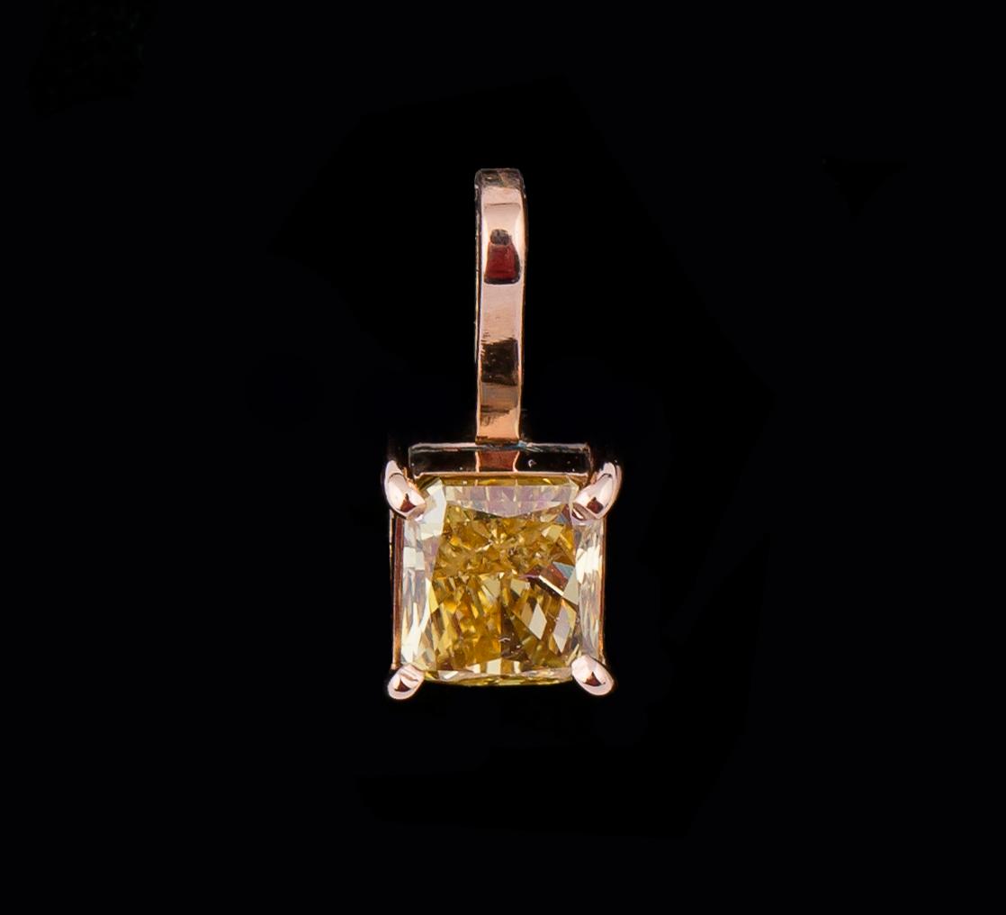 HÄNGE MED KEDJA, 18 k roséguld med fasettslipad diamant, enl cert fancy vivid orangy yellow, ca 0.51 ct. Vikt ca 0,7 g.