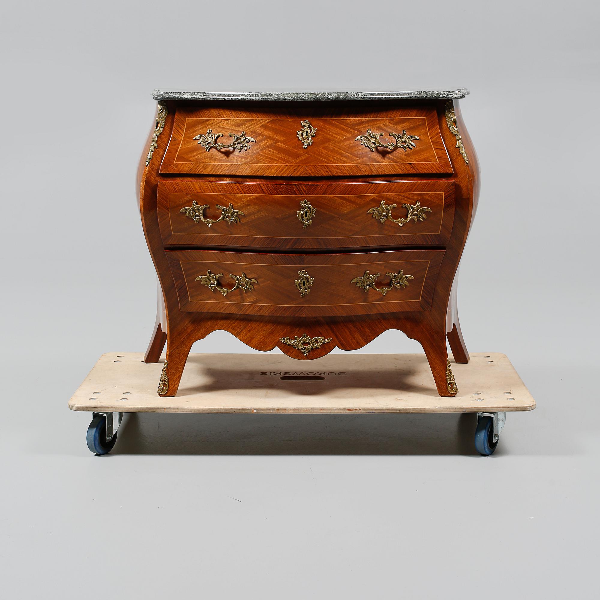 BYRÅ, rokokostil, omkring 1900-talets mitt.