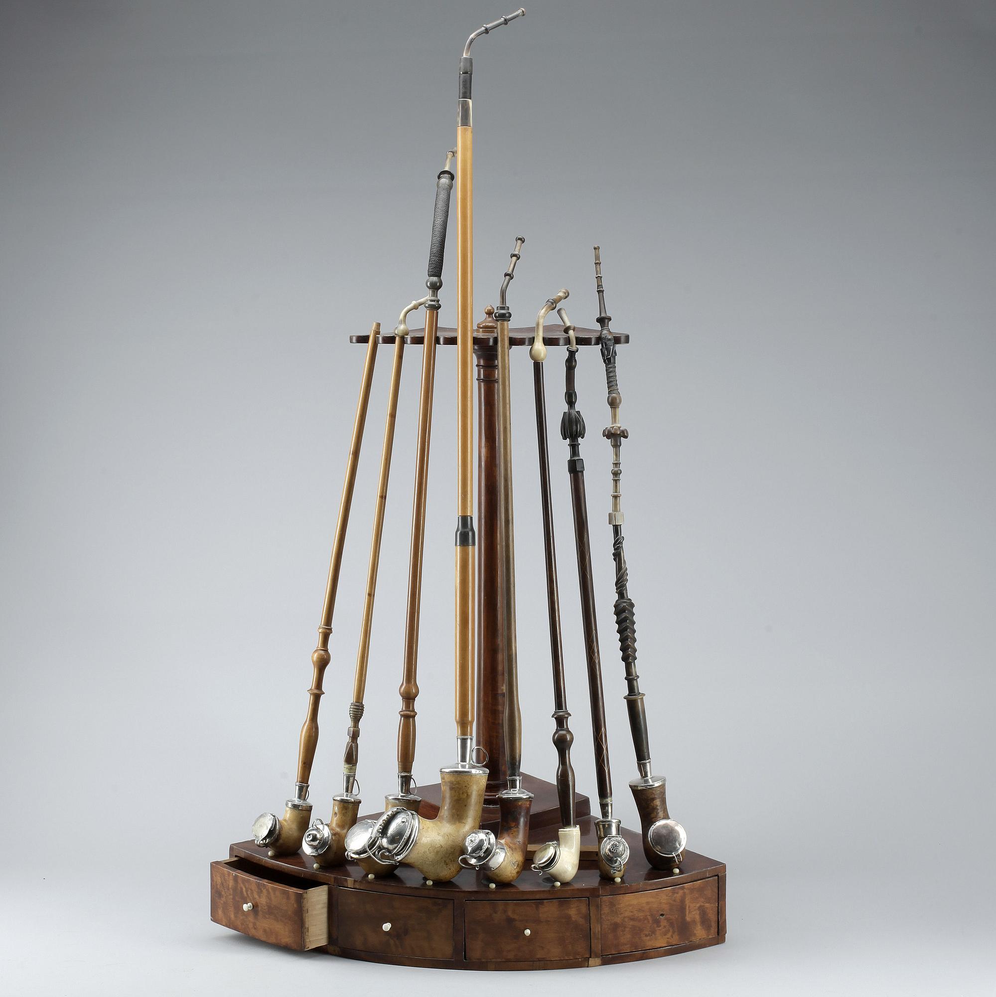 PIPSTÄLL med SJÖSKUMSPIPOR, 8 st, 1800-tal.